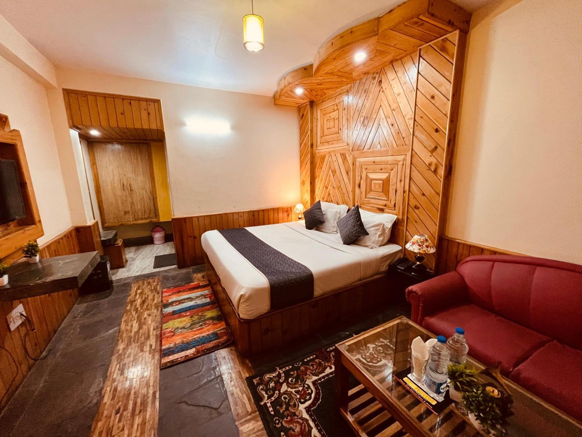 Snow Clad Riverview Hotel & Resort, Manali Buitenkant foto